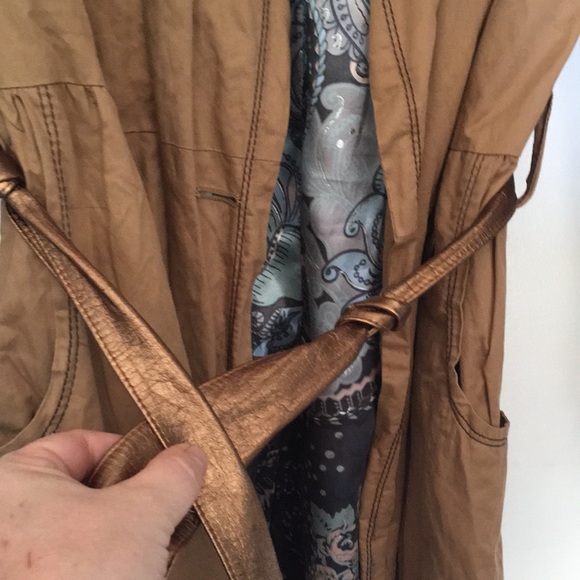 Beige trench - Picture 4 of 9